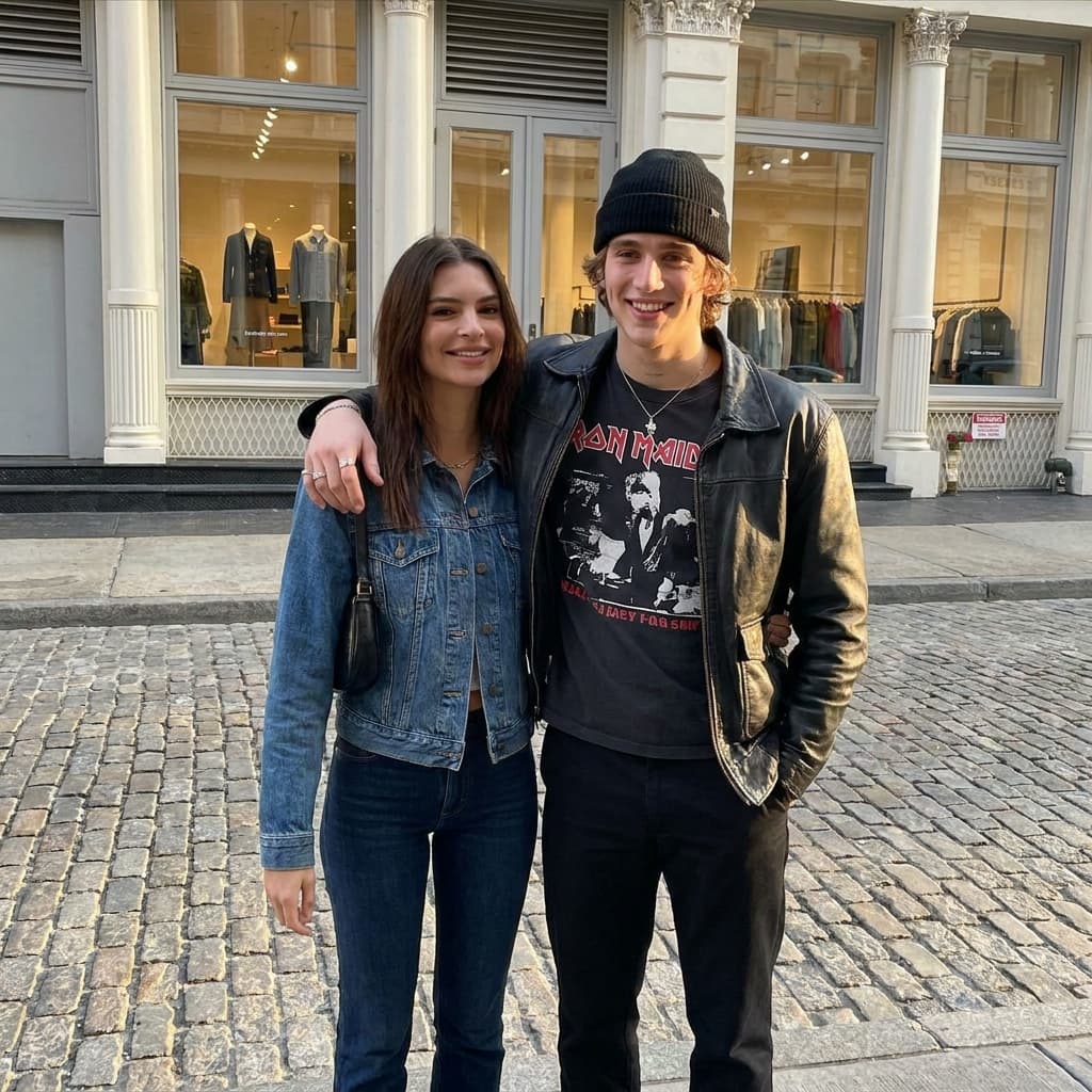 Vinnie Hacker and Emily Ratajkowski posing as a couple