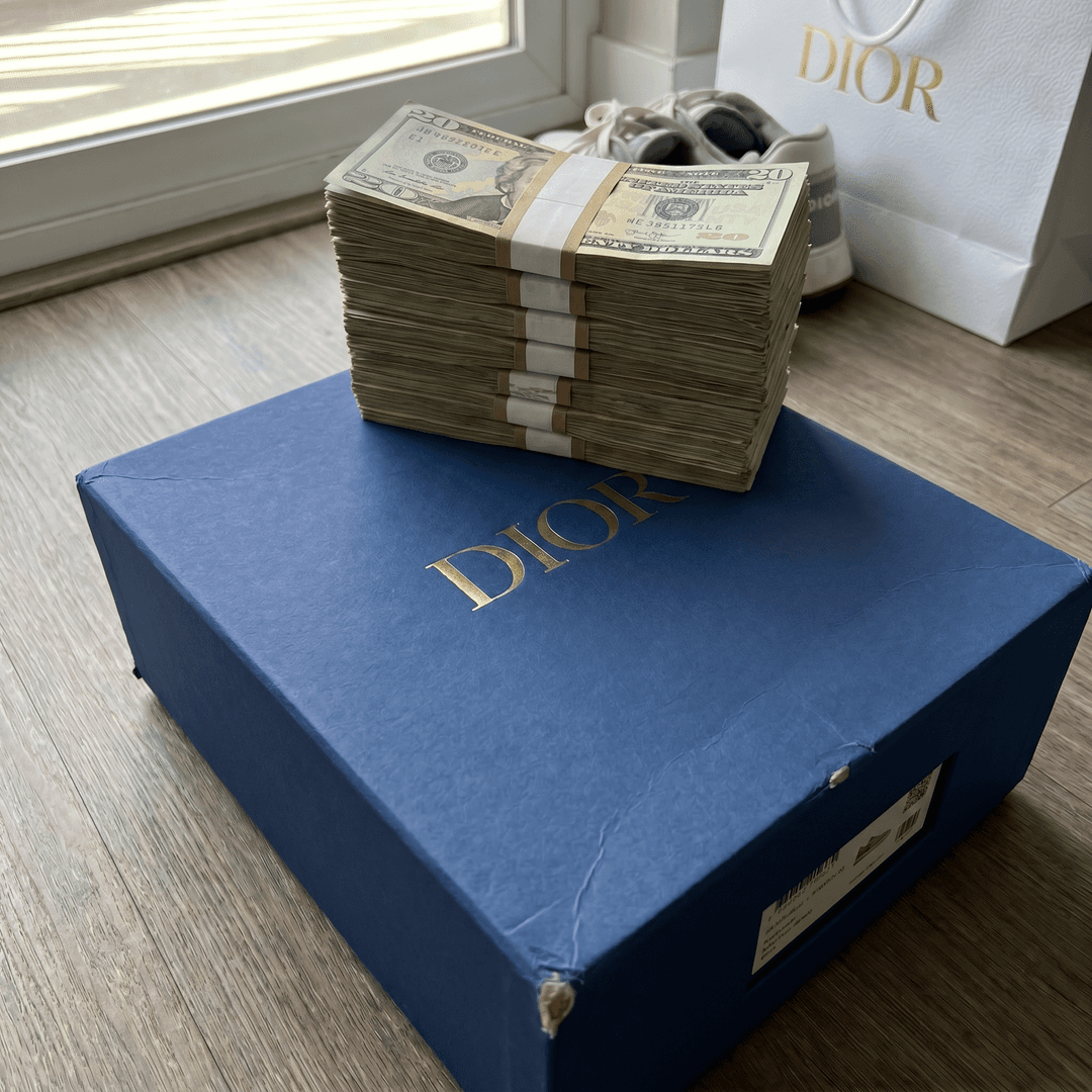 Make the shoebox dark blue like how the box is supposed to be